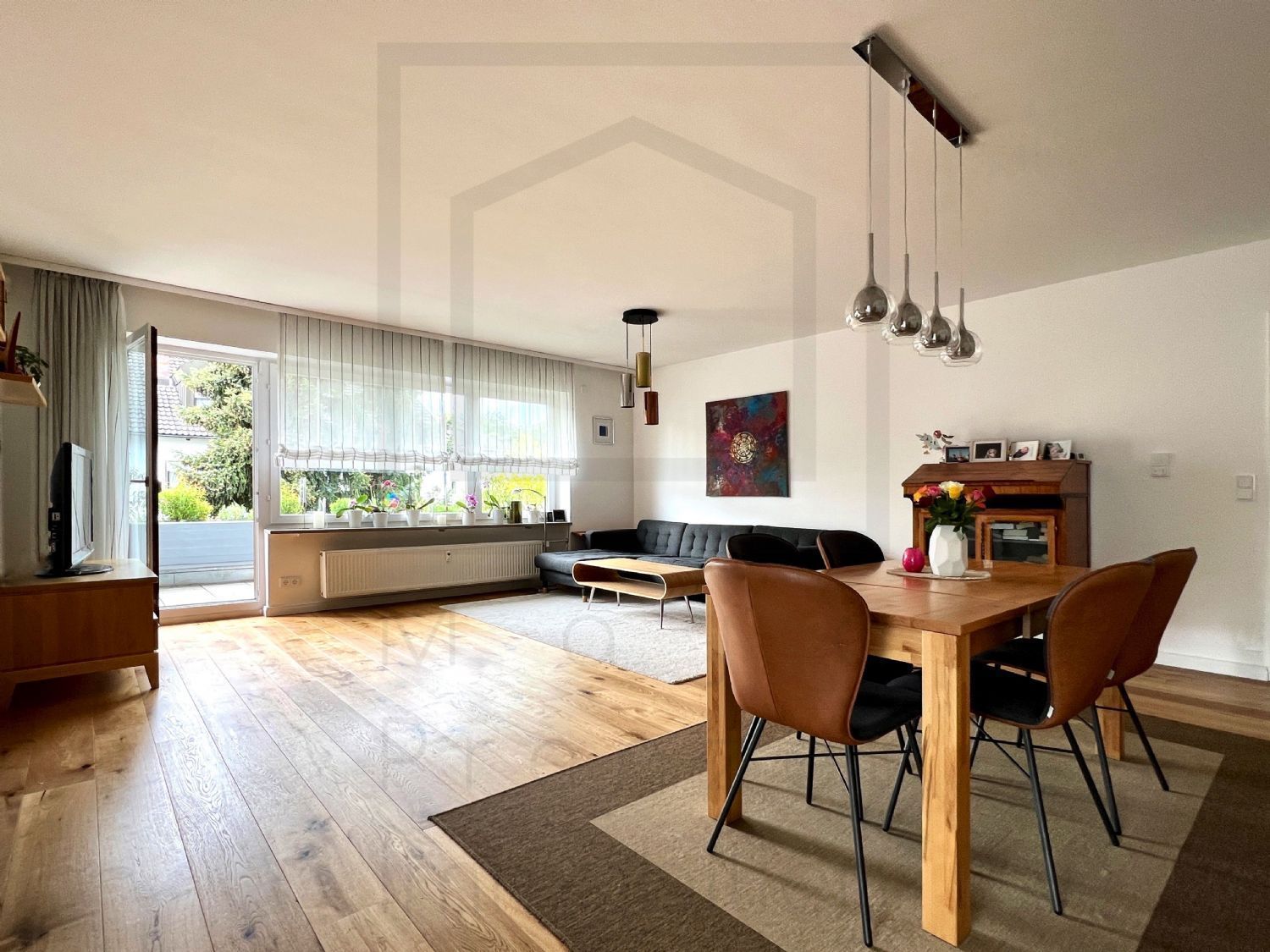 5 Zimmer Wohnung mit Balkon am Ratsberg von Maja Prenzel Immobilien Immobilienmaklerin in Fürth: Wohnzimmer mit Zugang zum grossen Balkon