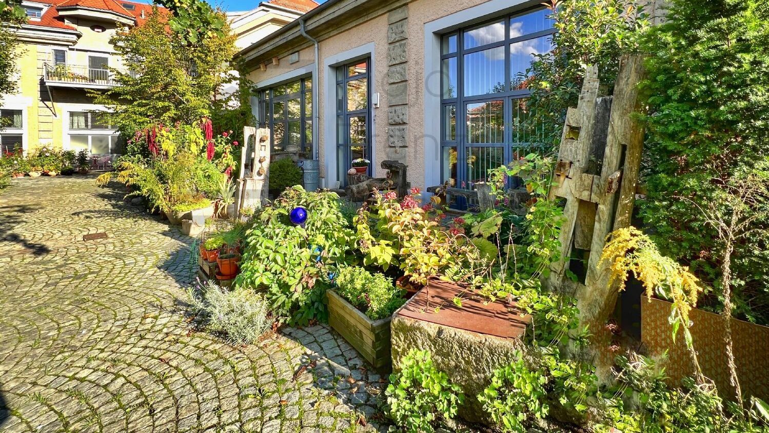 Loft mit Atelier zum Wohnen und Arbeiten in einem alten Kasernengebäude in Fürth-Südstadtpark von Maja Prenzel Immobilien Immobilienmaklerin in Fürth: Terrasseansicht