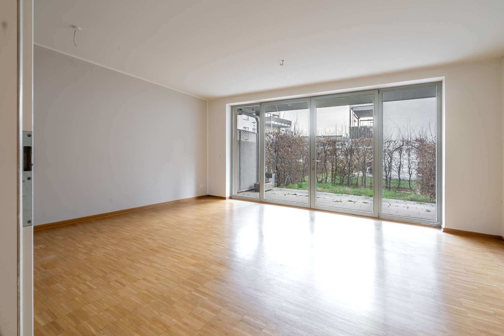 3 Zimmer Erdgeschosswohnung mit Garten in Fürth nahe Golfplatz von Maja Prenzel Immobilien Immobilienmaklerin in Fürth: Wohnzimmer mit bodentiefen Fenstern