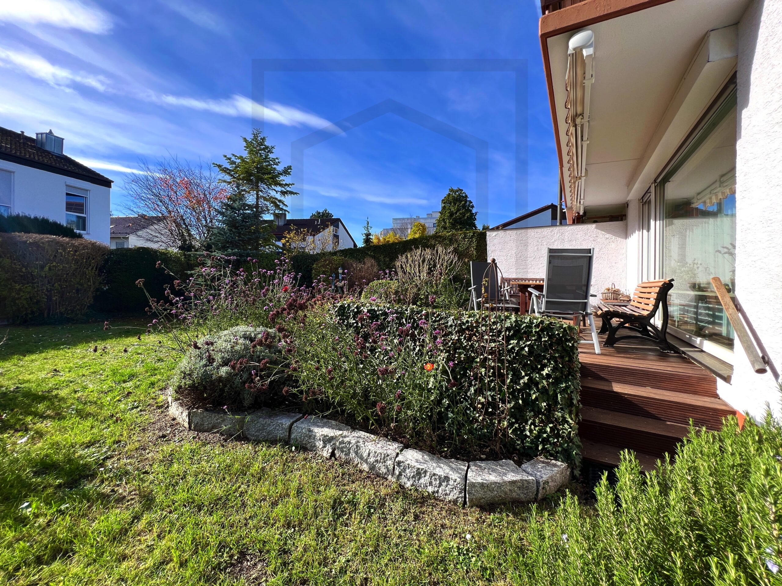 Große Doppelhaushälfe zum Kauf in Landshut-West von Maja Prenzel Immobilien Immobilienmaklerin in Fürth: Terrasse mit Garten
