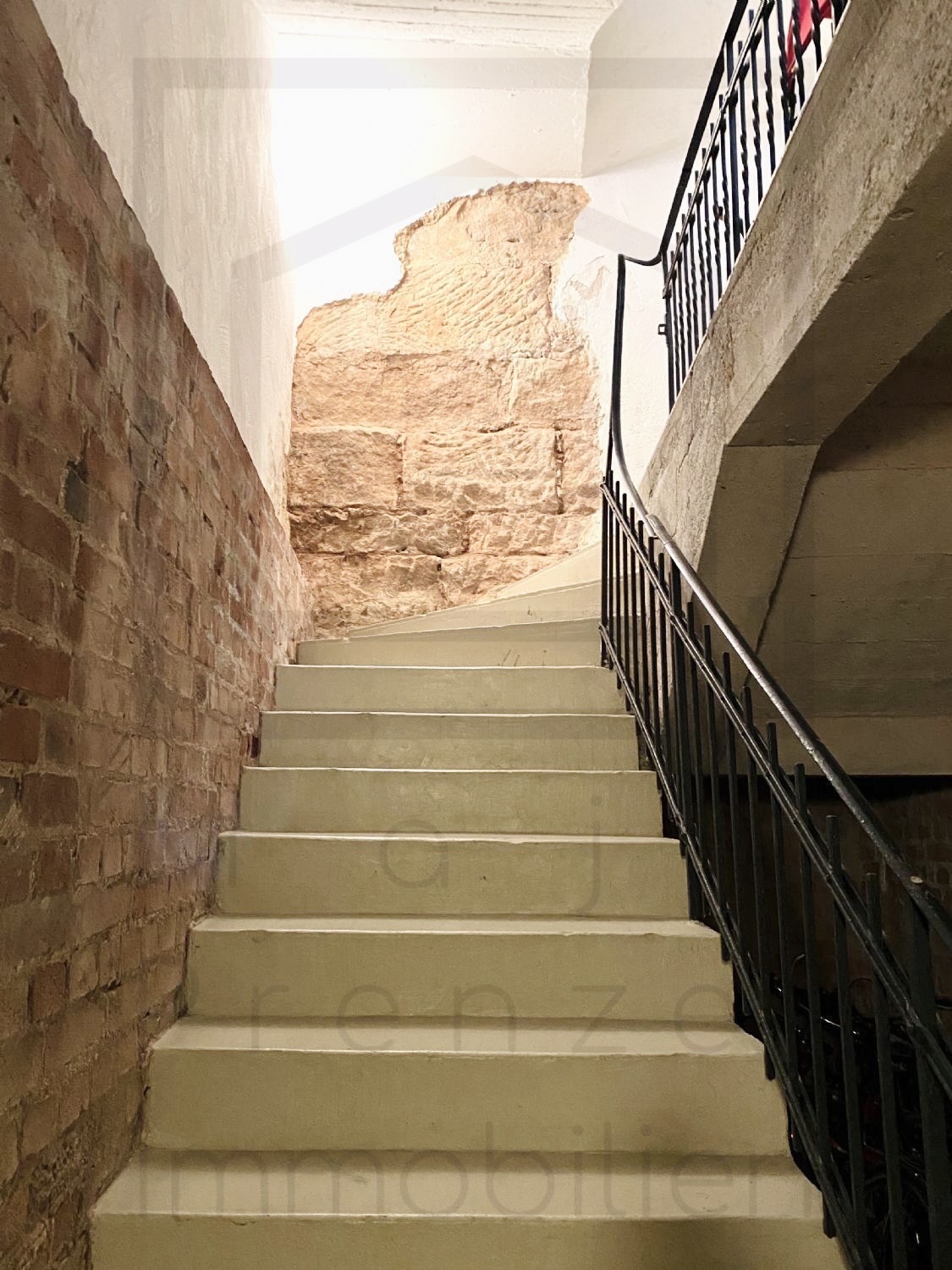 3 Zimmer Wohnung mit Balkon im Denkmalgebäude zum Kauf in der Fürther Altstadt von Maja Prenzel Immobilien: Treppe im Denkmalgebäude 