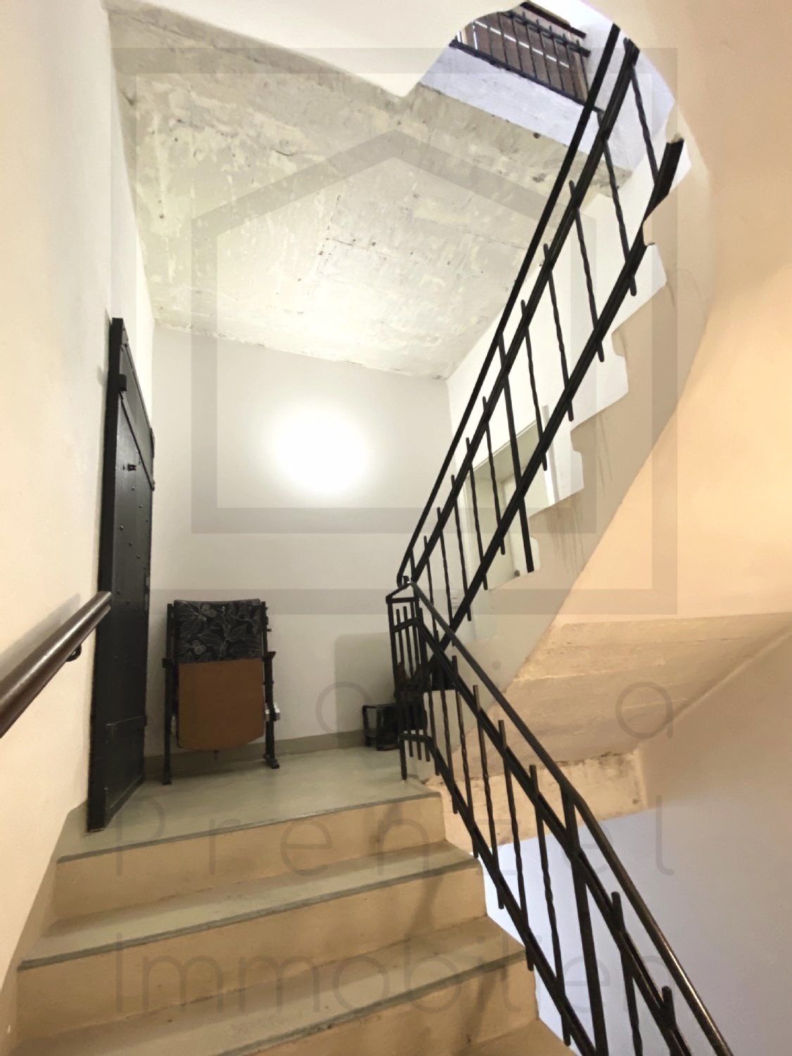 3 Zimmer Wohnung mit Balkon im Denkmalgebäude zum Kauf in der Fürther Altstadt von Maja Prenzel Immobilien: alte Treppe im Denkmalgebäude  