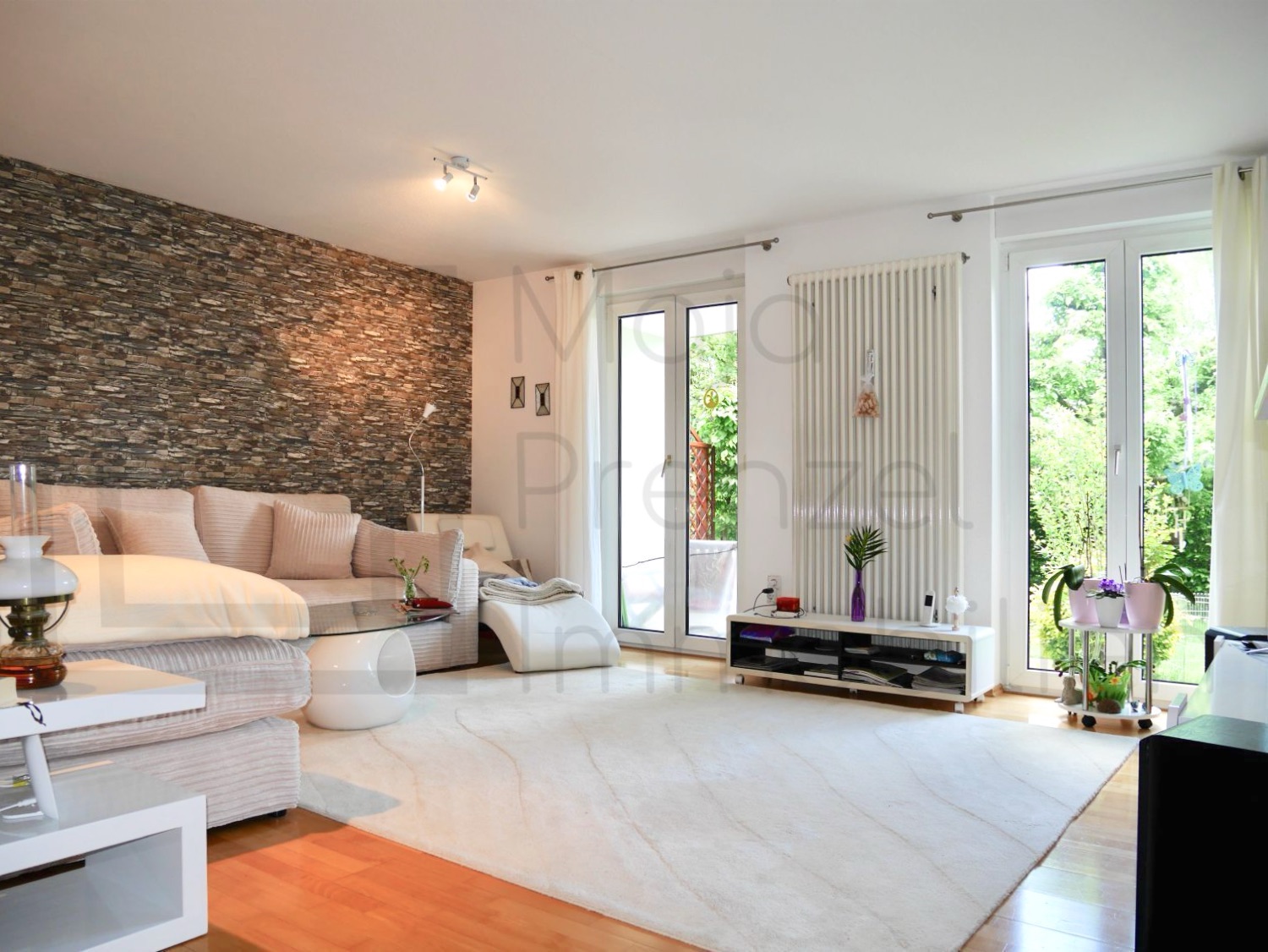 3 Zimmer Wohnung mit zwei Terrassen und Garten zum Kauf in Nürnberg-Neuröthenbach von Maja Prenzel Immobilien Immobilienmaklerin in Fürth: Wohnzimmer mit bodentiefen Fenstern