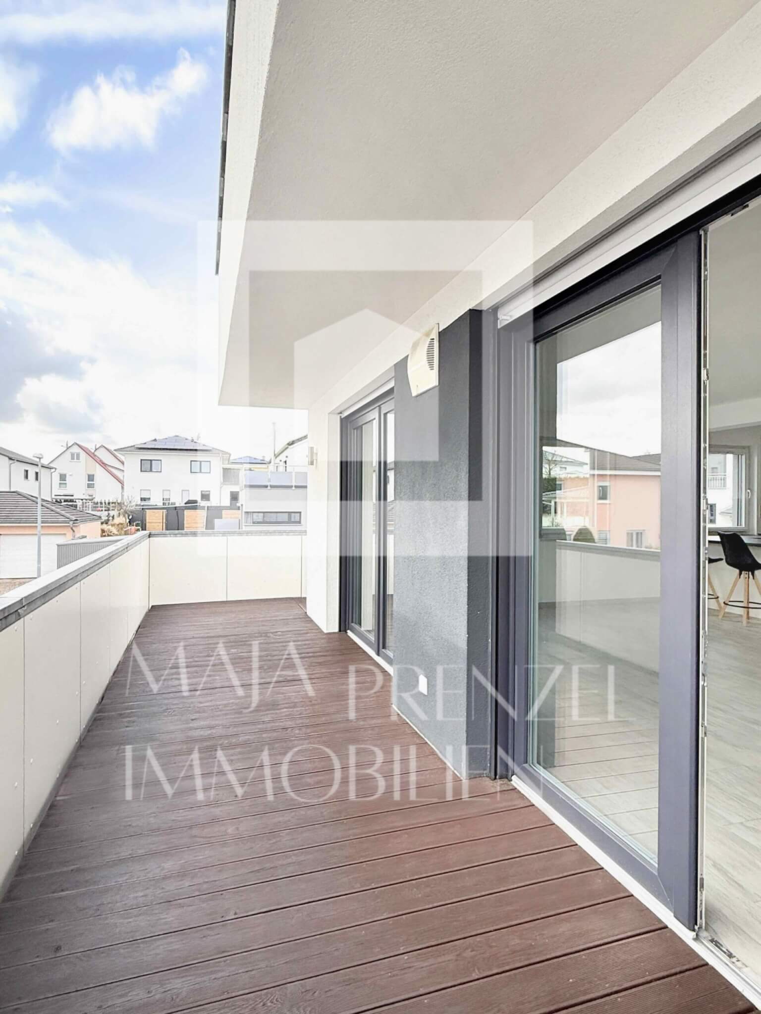 Maja Prenzel Immobilien_Neuwertige große 3 Zimmer Wohnung mit Küche in Röttenbach_Balkon