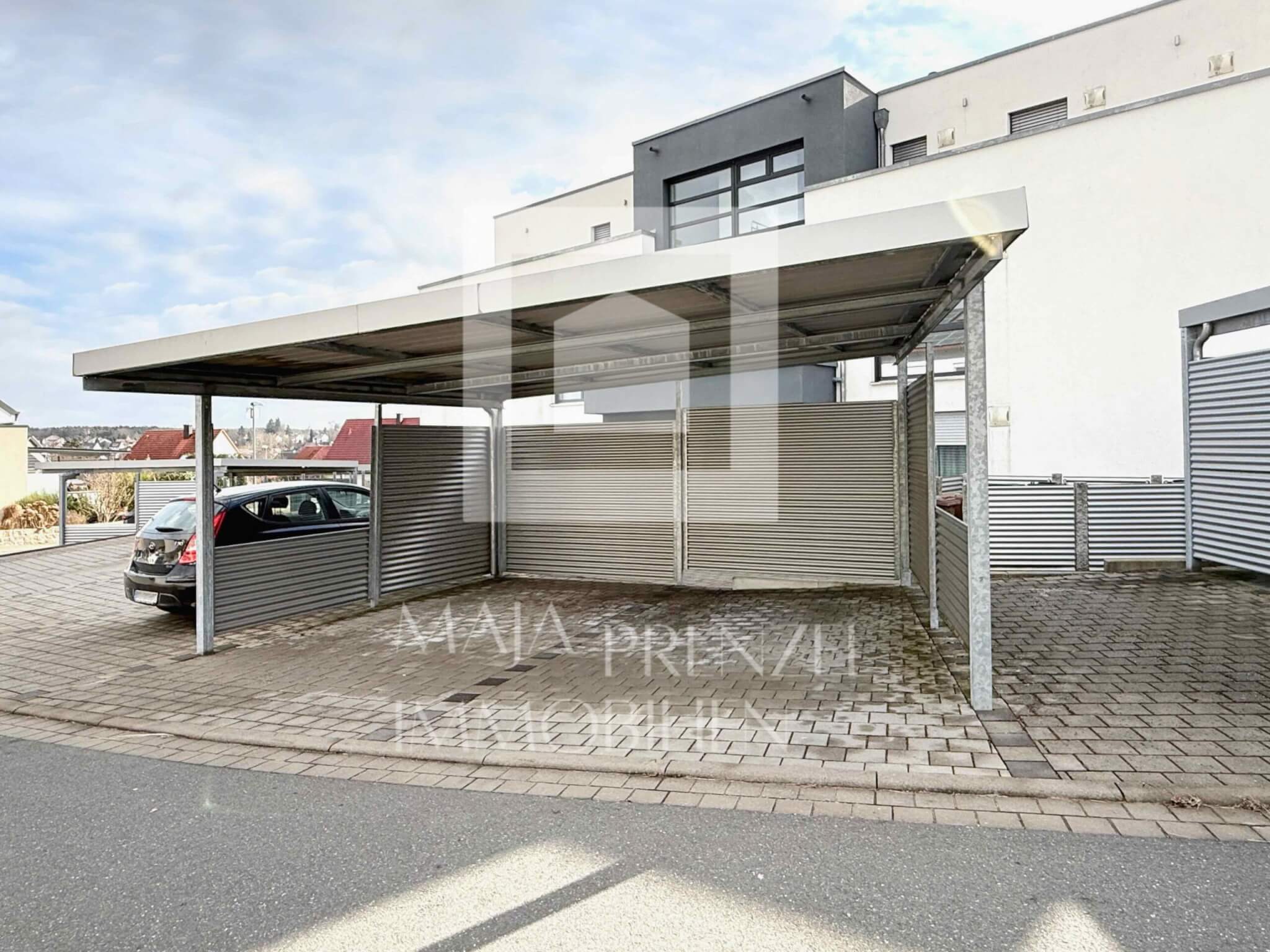 Maja Prenzel Immobilien_Neuwertige große 3 Zimmer Wohnung mit Küche in Röttenbach_Carports