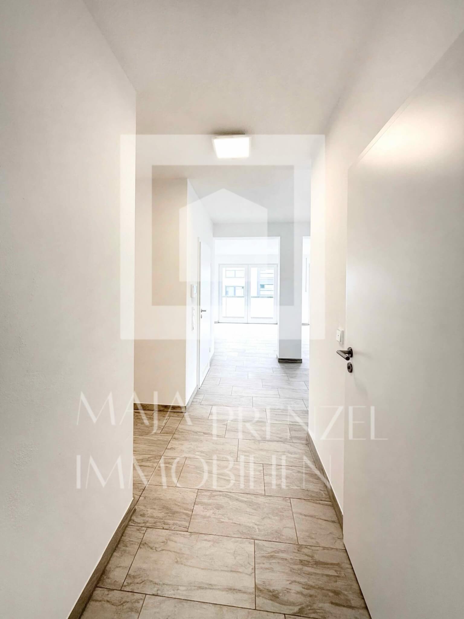 Maja Prenzel Immobilien_Neuwertige große 3 Zimmer Wohnung mit Küche in Röttenbach_Diele