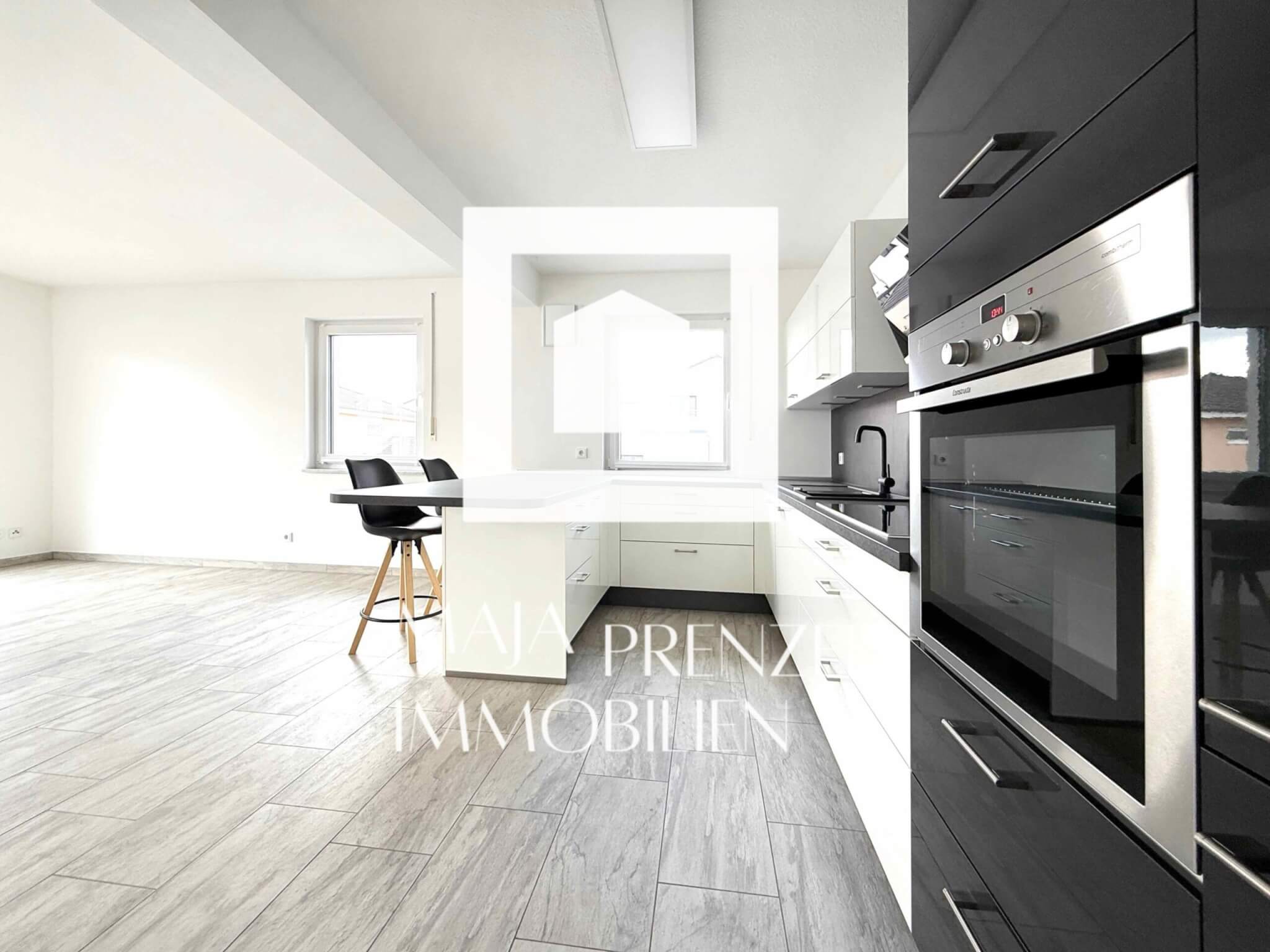 Maja Prenzel Immobilien_Neuwertige große 3 Zimmer Wohnung mit Küche in Röttenbach_Einbauküche