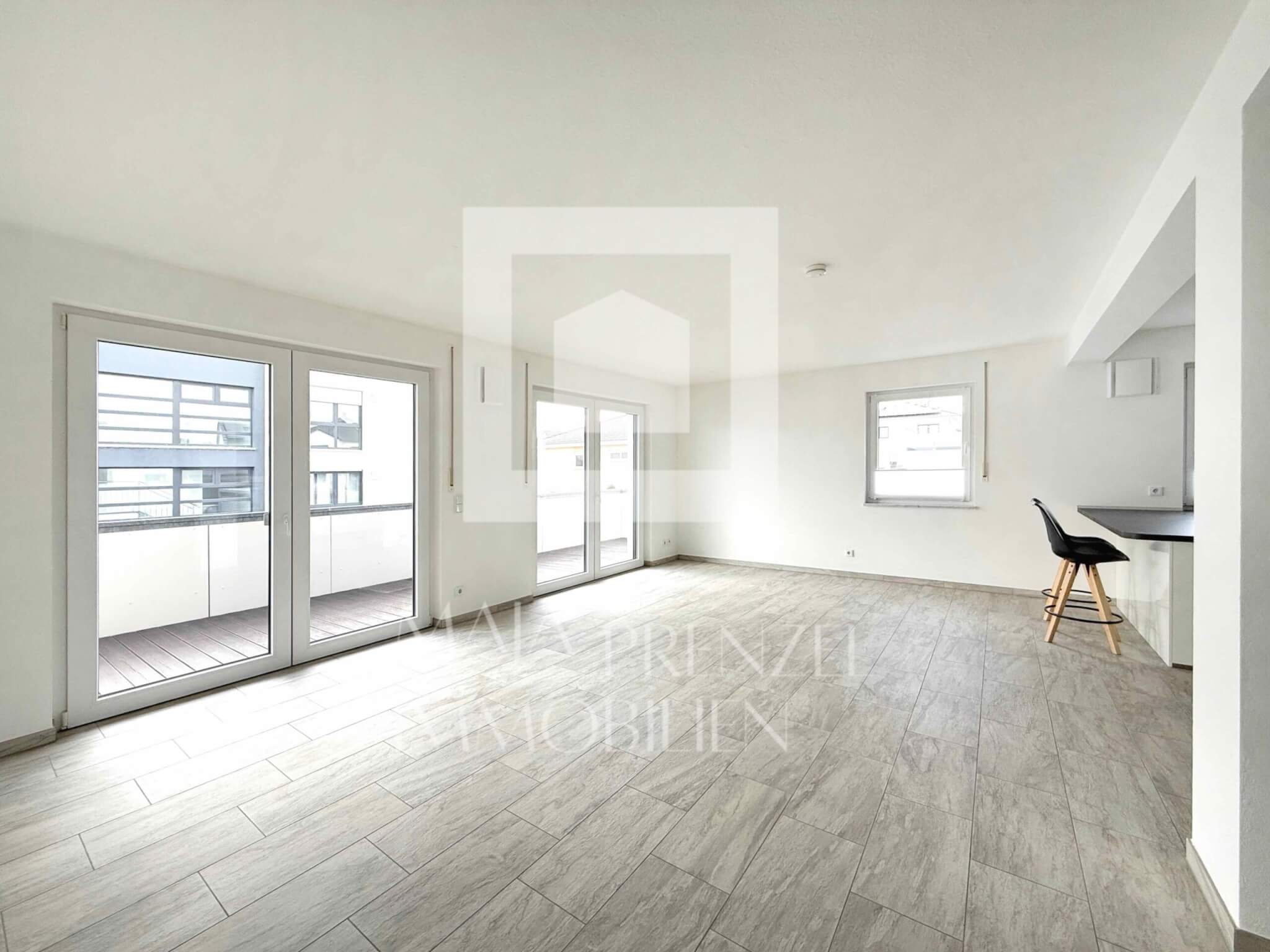 Maja Prenzel Immobilien_Neuwertige große 3 Zimmer Wohnung mit Küche in Röttenbach_große Fenster