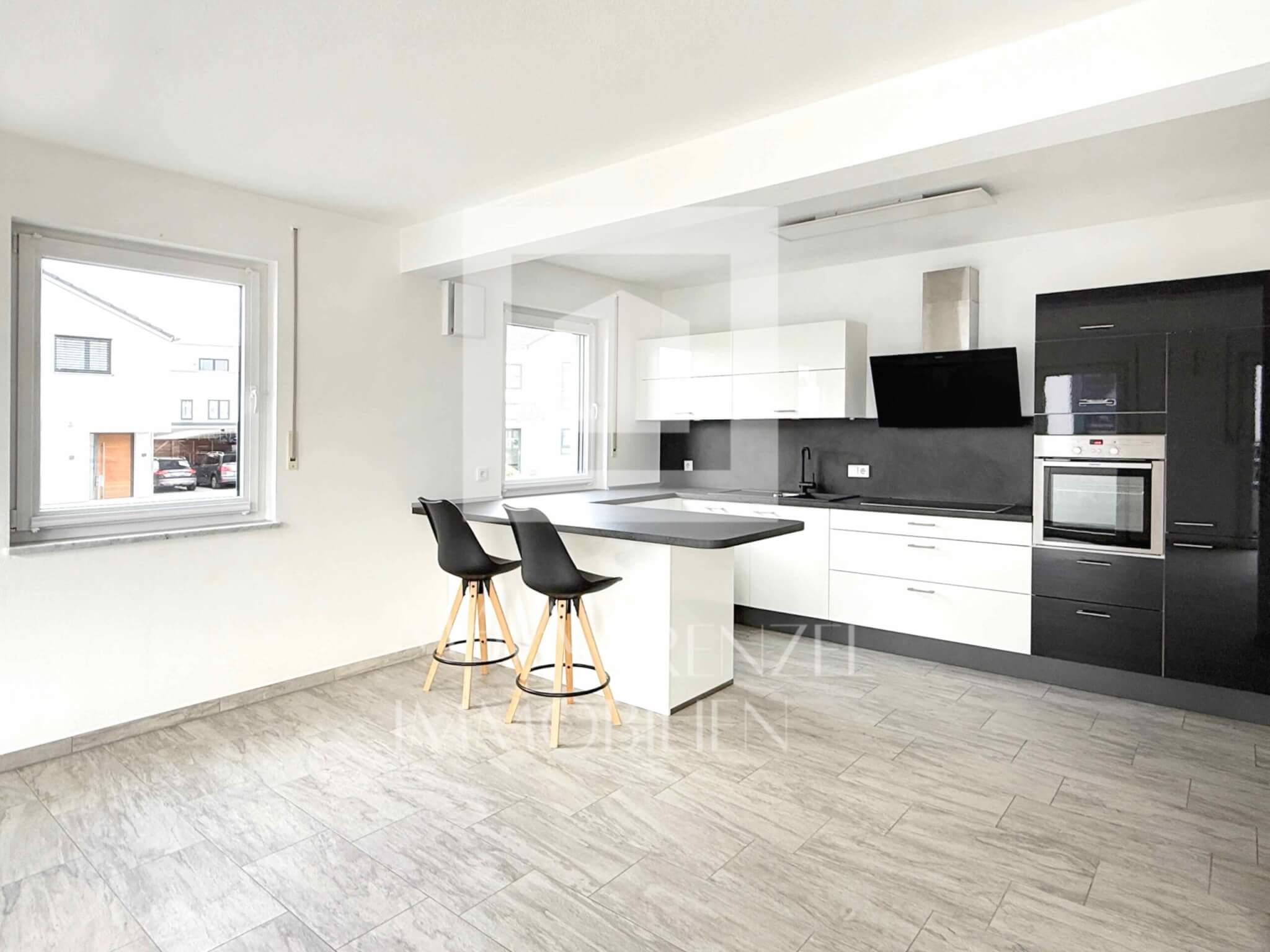 Maja Prenzel Immobilien_Neuwertige große 3 Zimmer Wohnung mit Küche in Röttenbach_Küche mit Tresen