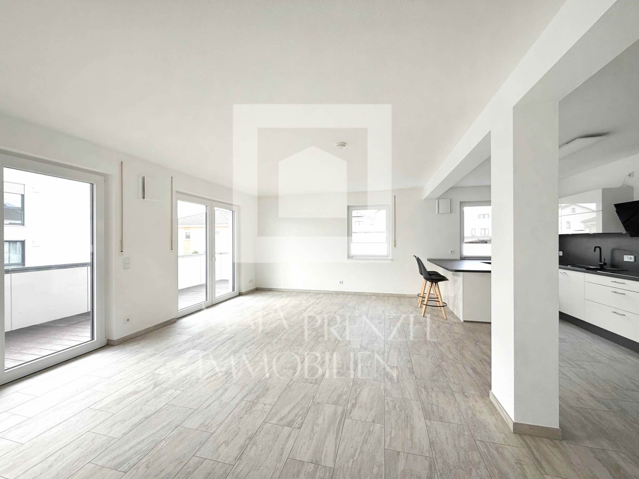 Maja Prenzel Immobilien_Neuwertige große 3 Zimmer Wohnung mit Küche in Röttenbach_offener Wohn:-Eßbereich