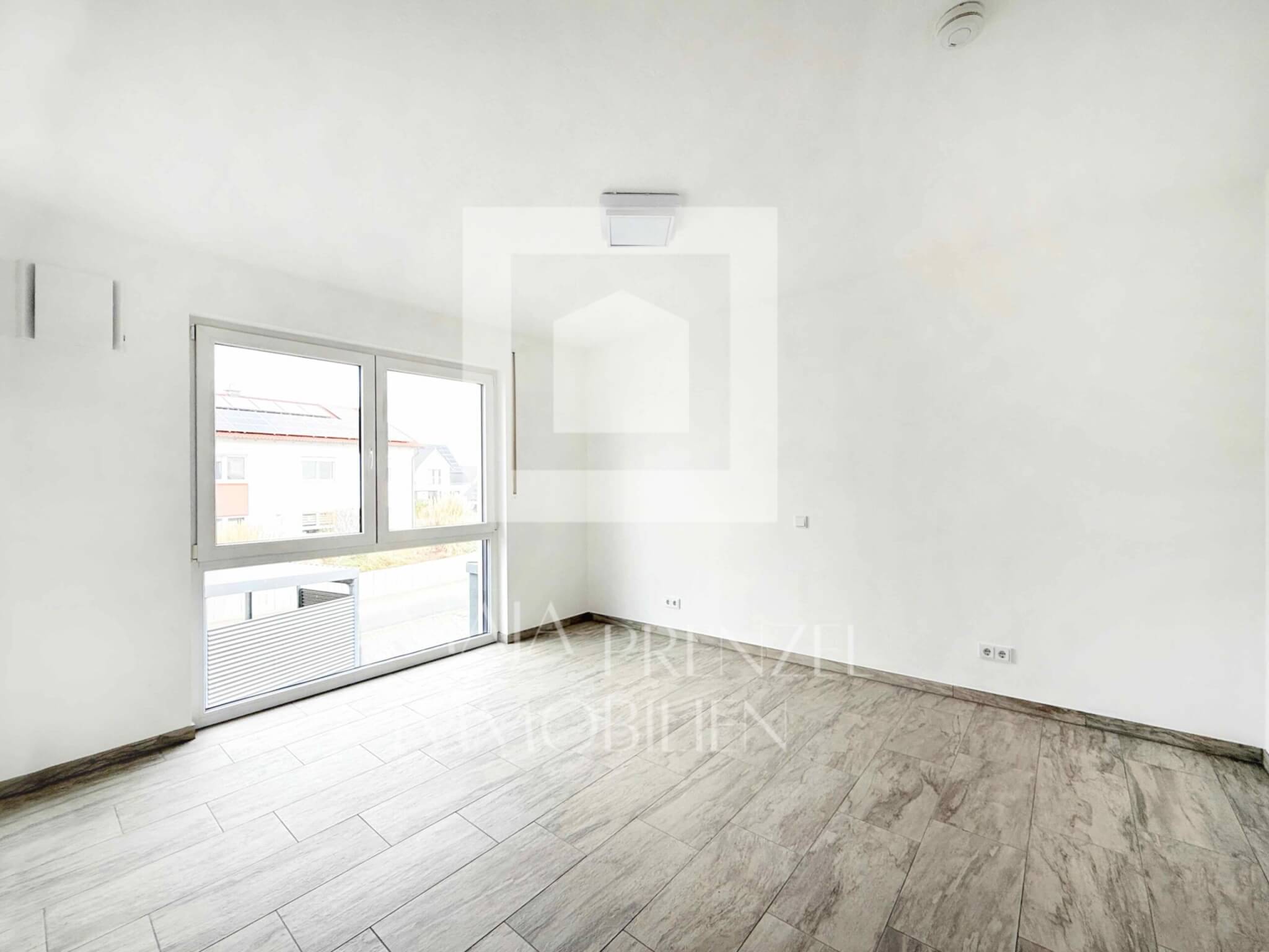 Maja Prenzel Immobilien_Neuwertige große 3 Zimmer Wohnung mit Küche in Röttenbach_Schlafzimmer