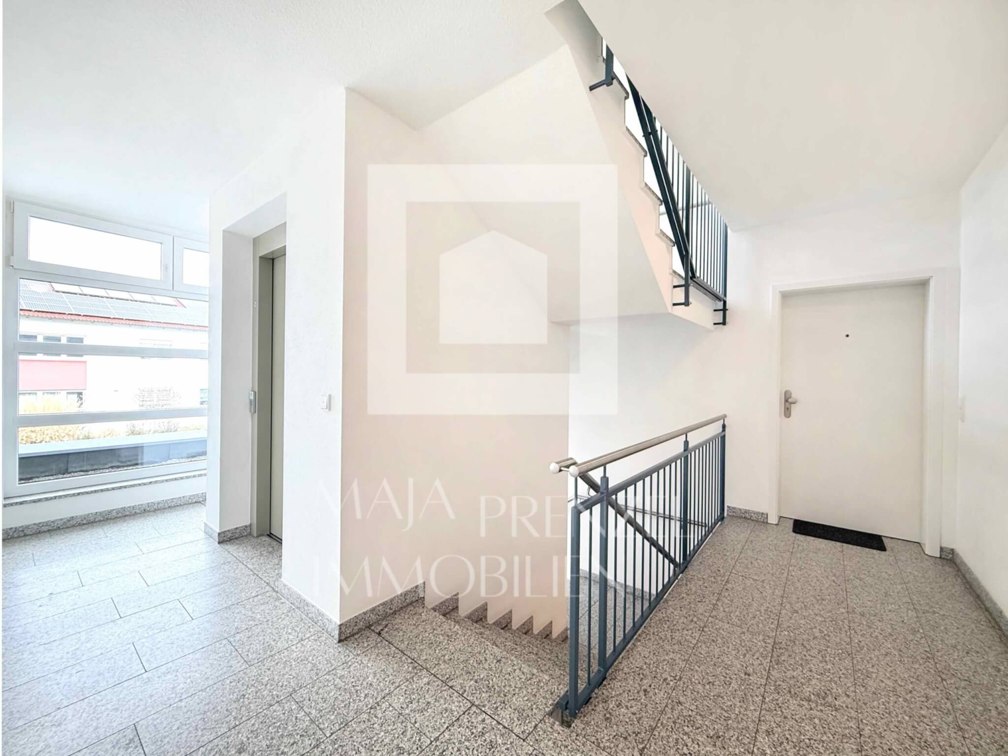 Maja Prenzel Immobilien_Neuwertige große 3 Zimmer Wohnung mit Küche in Röttenbach_Treppenhaus