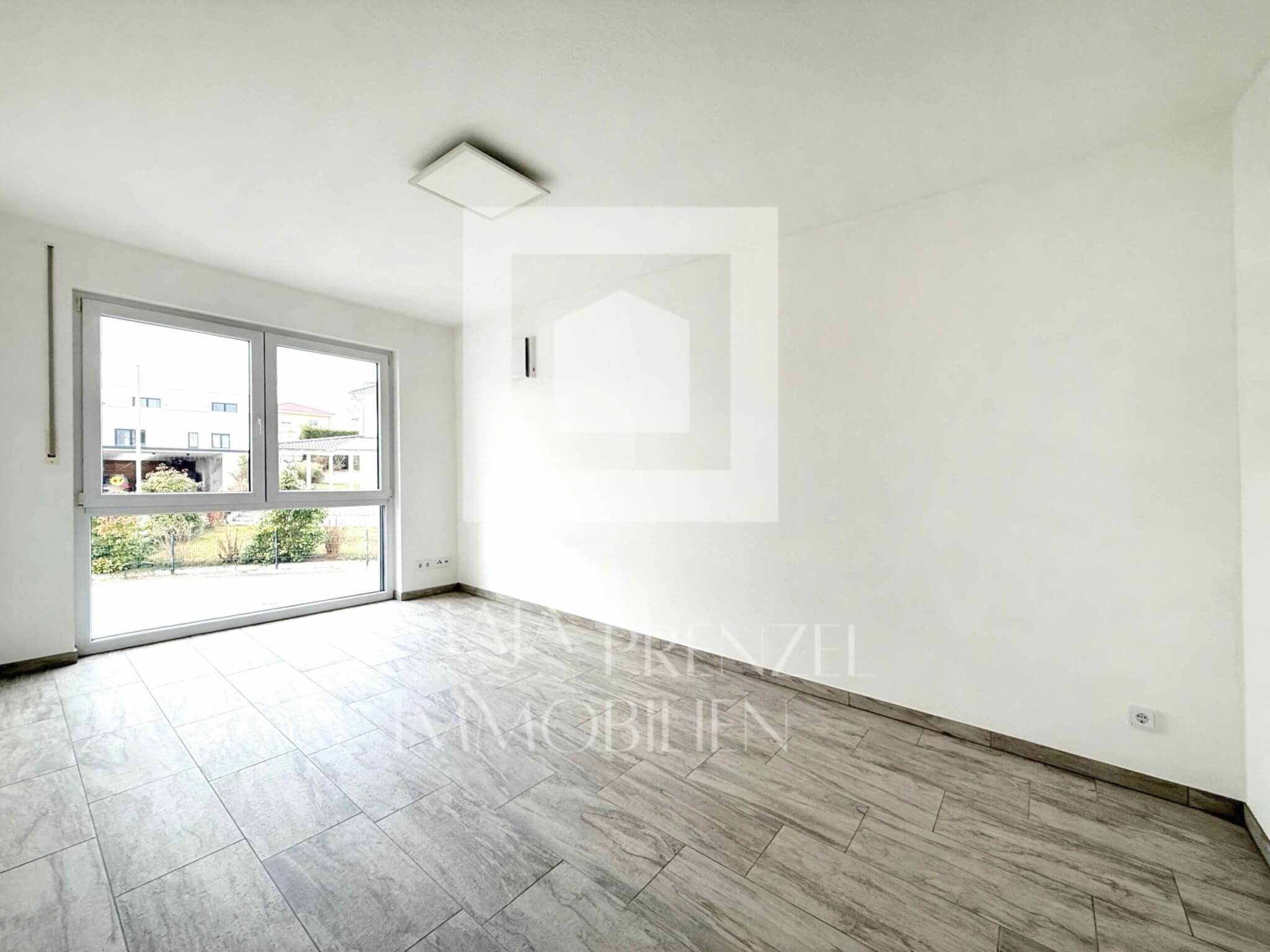 Maja Prenzel Immobilien_Neuwertige große 3 Zimmer Wohnung mit Küche in Röttenbach_Zimmer