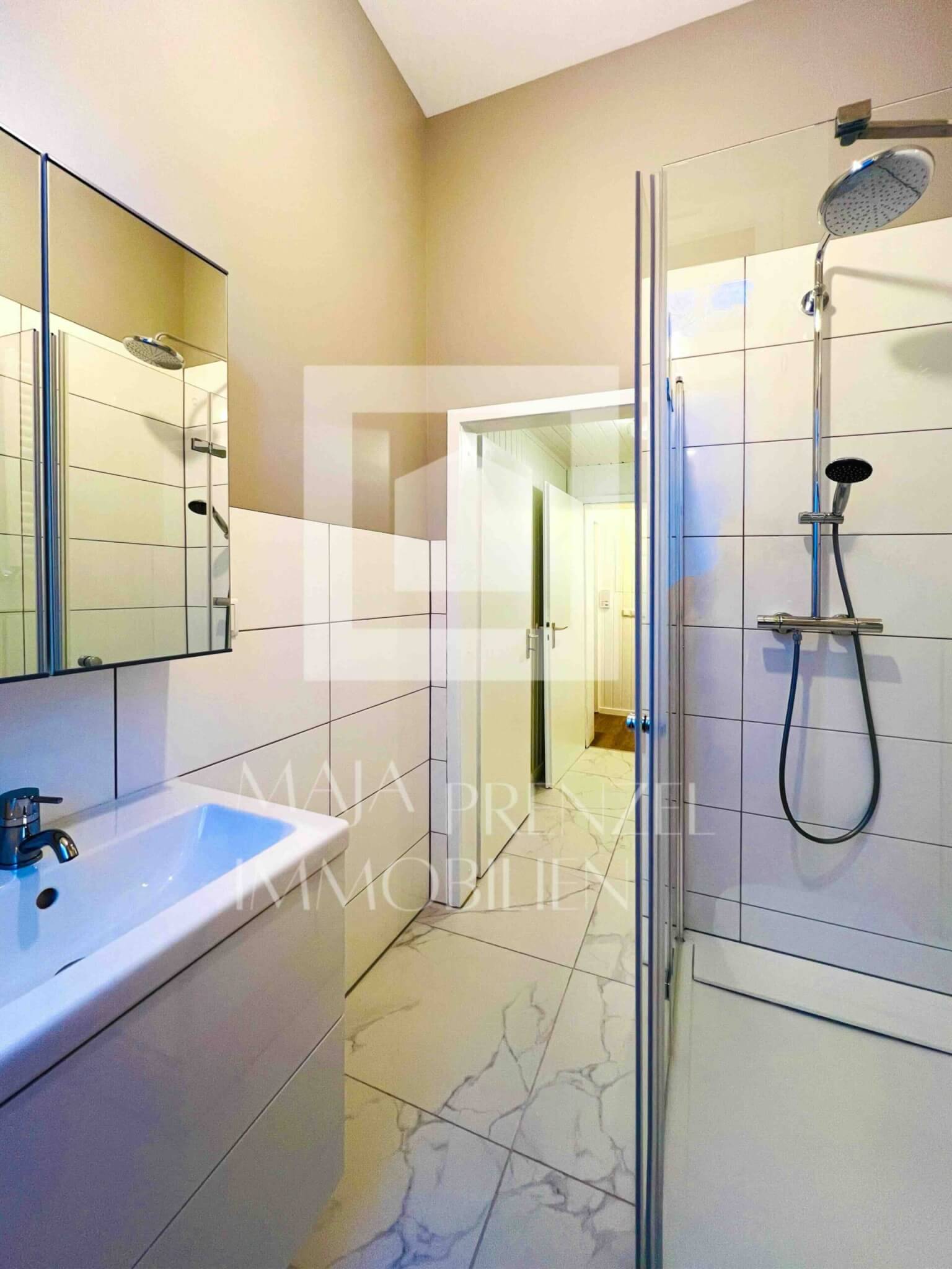 Maja Prenzel Immobilienmaklerin_2 Zimmer Altbauwohnung zur Miete in Fuerth_Duschbad