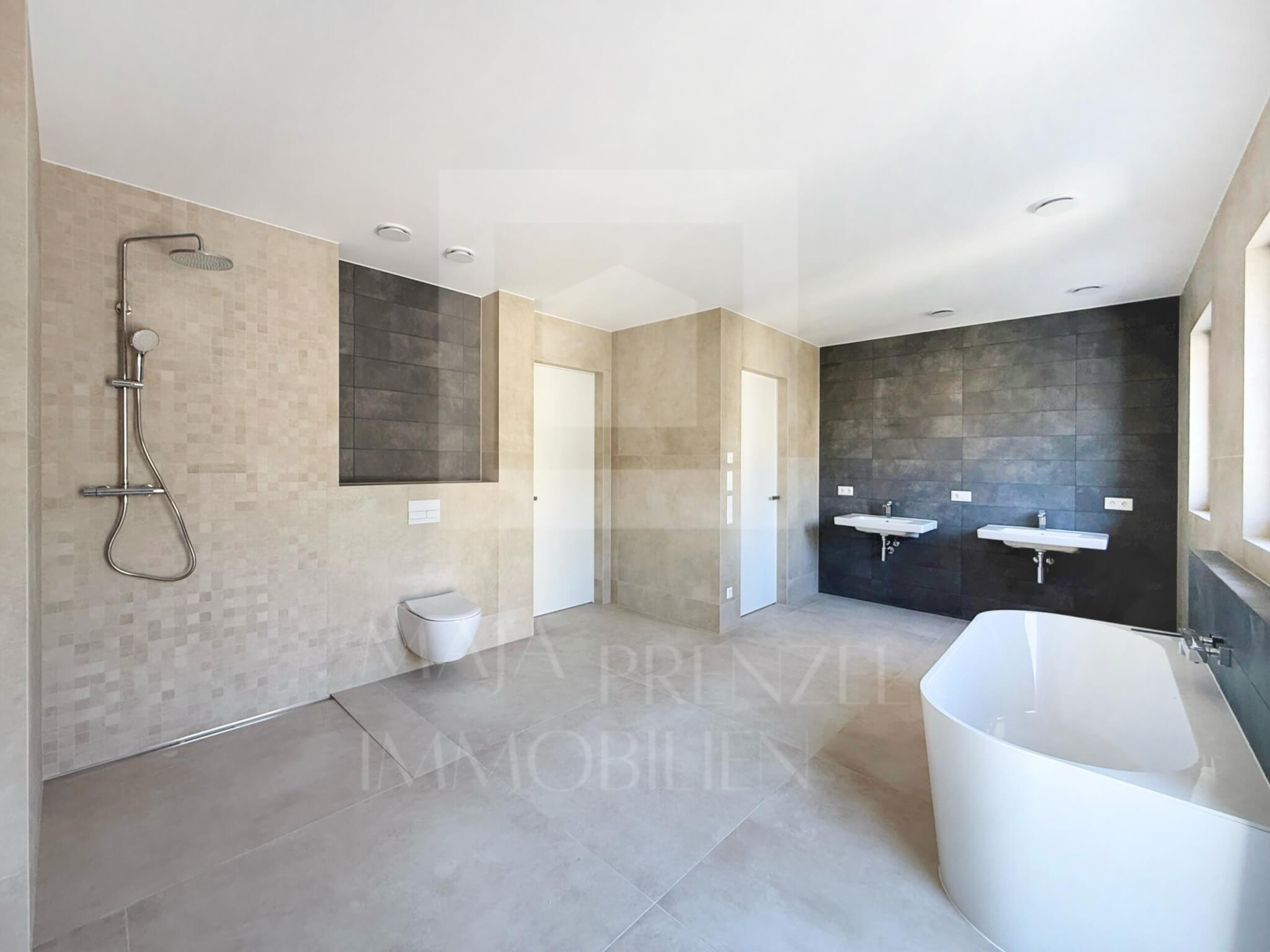 Penthouse zum Erstbezug mit Blick ins Gruene in Fuerth-Dambach_Badezimmer