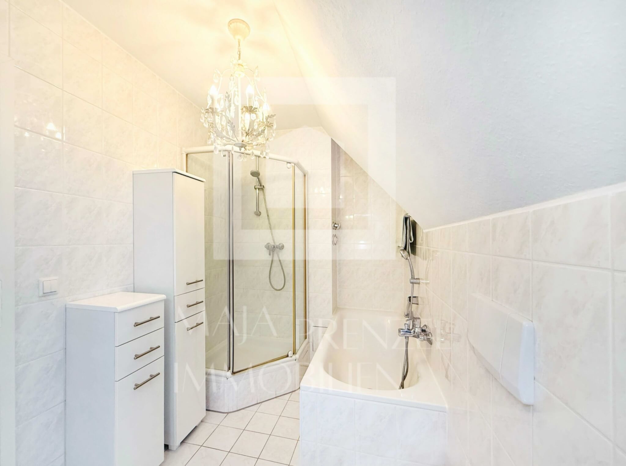 2 Zi Wohnung zum Kauf in Nuernberg Maja Prenzel Immobilien_Bad mit Dusche und Wanne