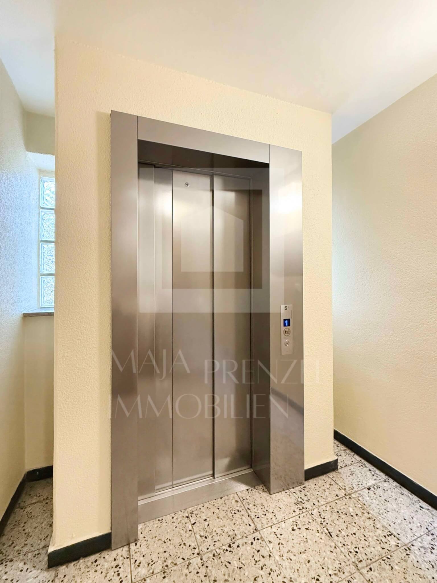 3-Zi Whg zur Miete in Ziegelstein_Aufzug_Maja Prenzel Immobilien_Makler in Fürth