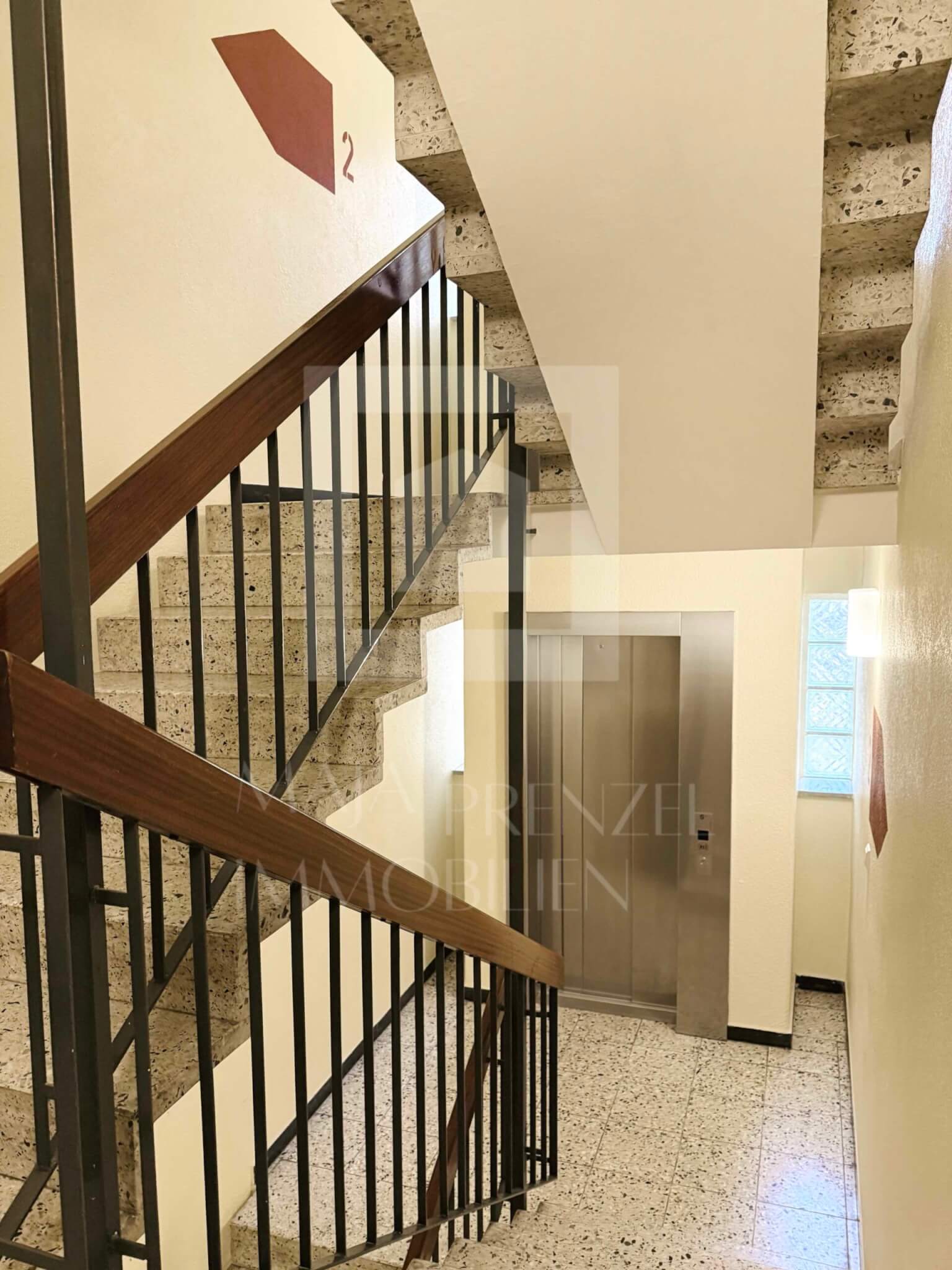 3-Zi Whg zur Miete in Ziegelstein_Treppenhaus_Maja Prenzel Immobilien_Makler in Fürth