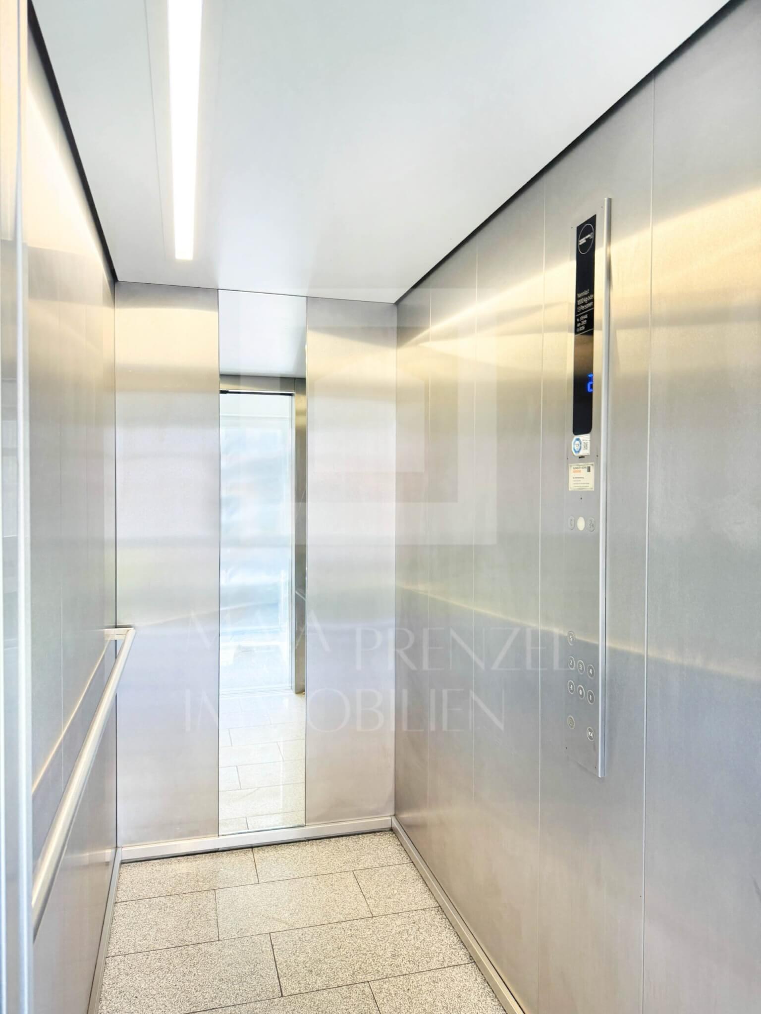 4-Zi Wohnung zur Miete in Fürth_grosser Aufzug