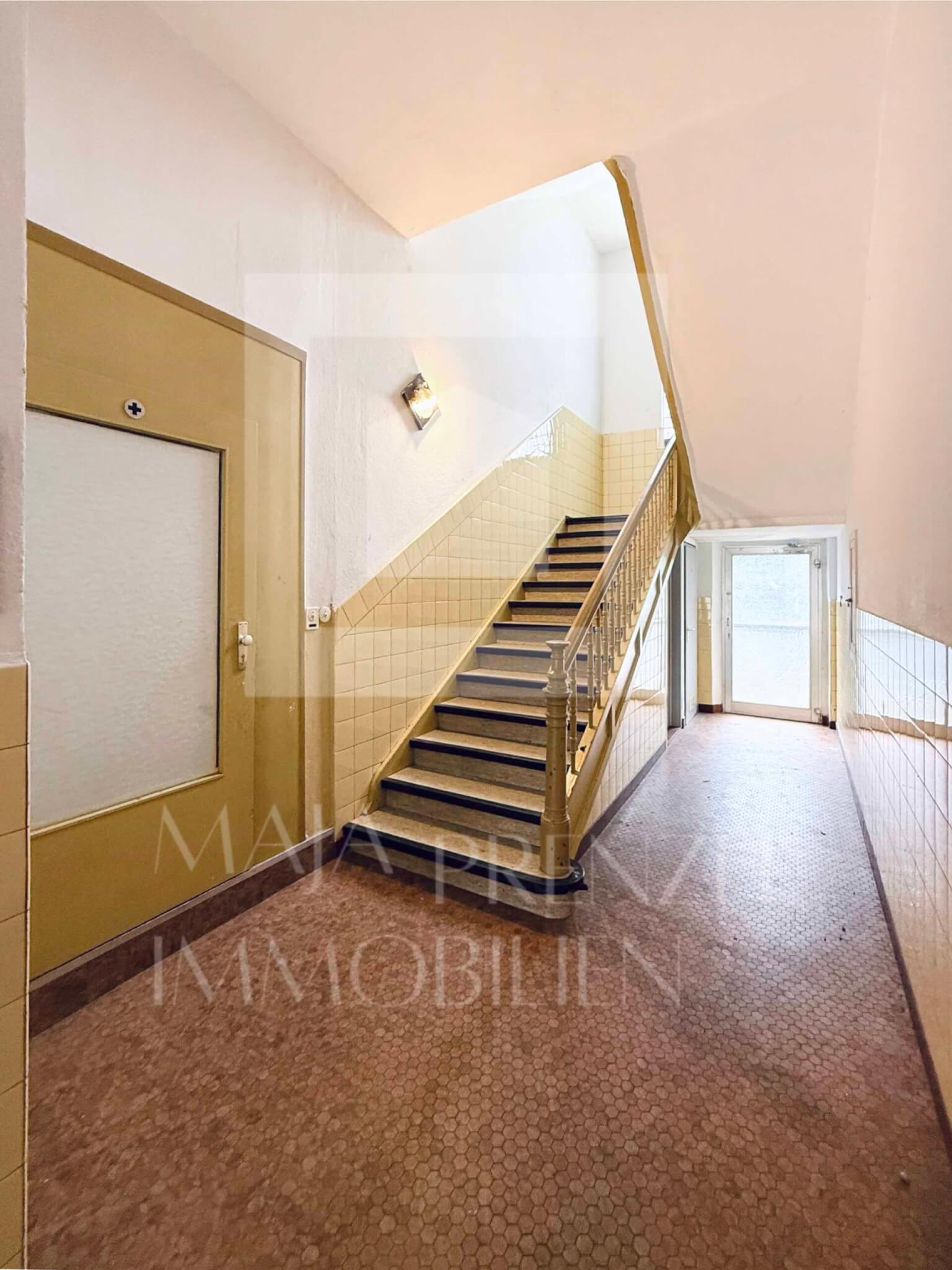 Mehrfamilienhaus_Fürth_Hausflur