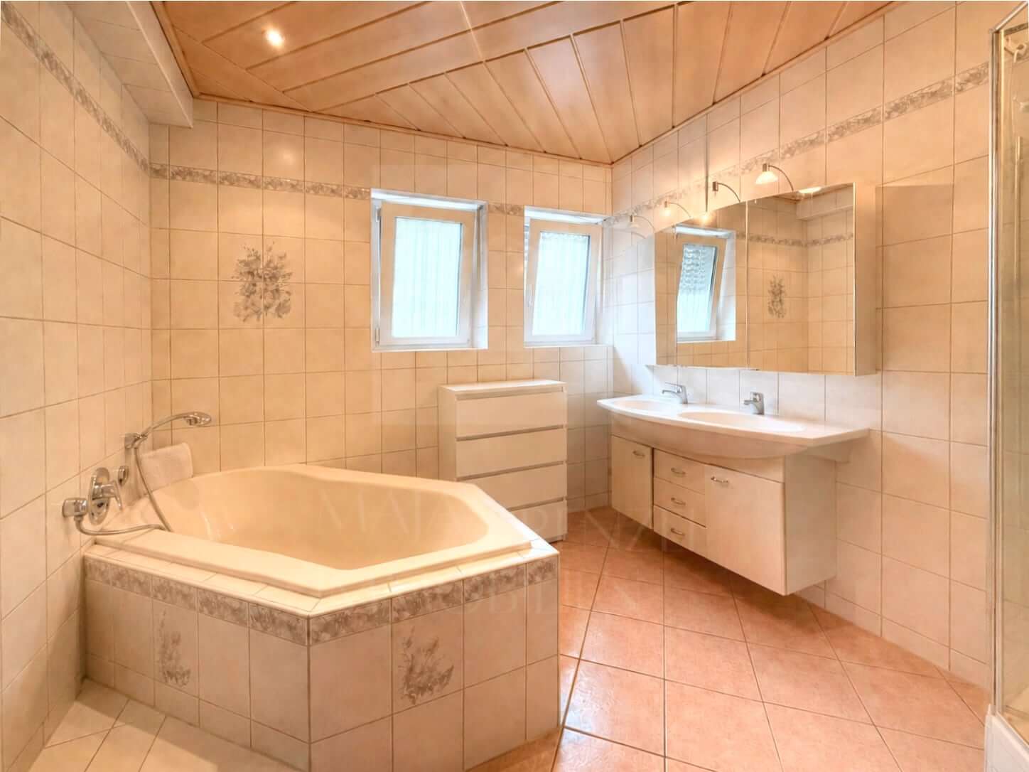 3 Zi Wohnung zum Kauf in Fürth Burgfarrnbach_Badezimmer_Maja Prenzel IMMOBILIEN