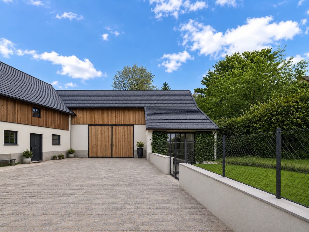 Haus mit Scheune, Nebengebäuden und großem Grundstück in Seigendorf_Beispielbild Hofansicht_Maja Prenzel IMMOBILIEN