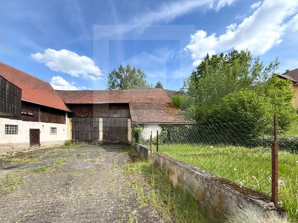 Haus mit Scheune, Nebengebäuden und großem Grundstück in Seigendorf_Hof_Maja Prenzel IMMOBILIEN