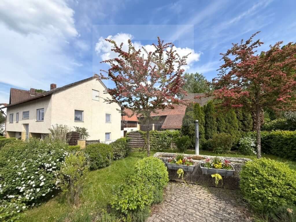 Haus mit Scheune, Nebengebäuden und großem Grundstück in Seigendorf_Vorderansicht seitlich_Maja Prenzel IMMOBILIEN