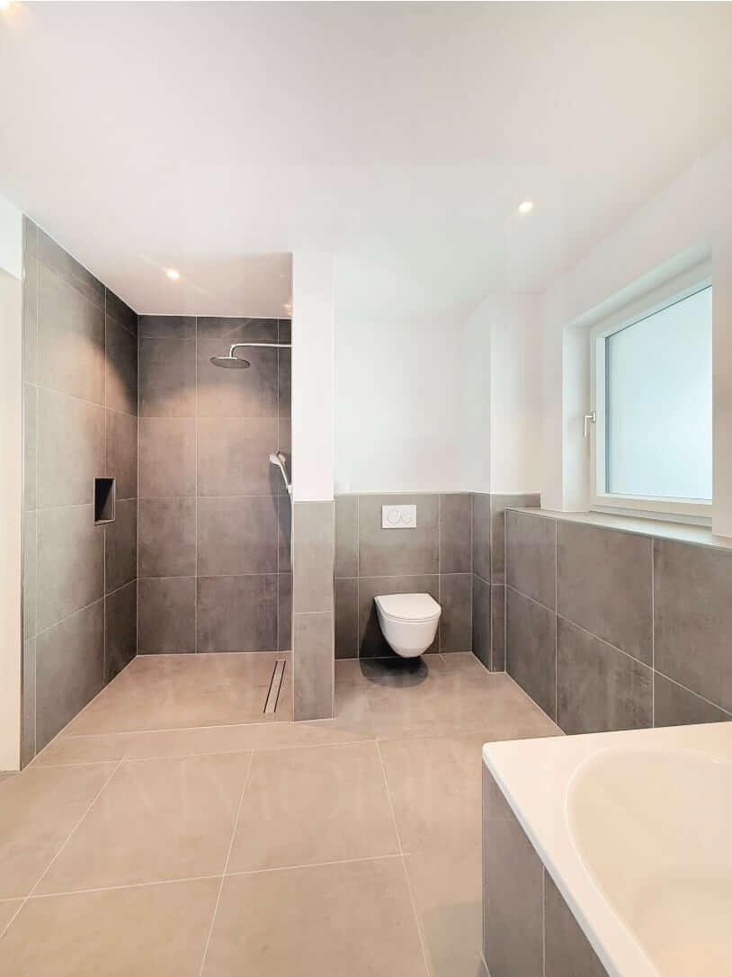 Tolle 3-Zi Wohnung zum Erstbezug in grüner Lage in Fürth Dambach_Tageslichtbad_Maja Prenzel IMMOBILIEN