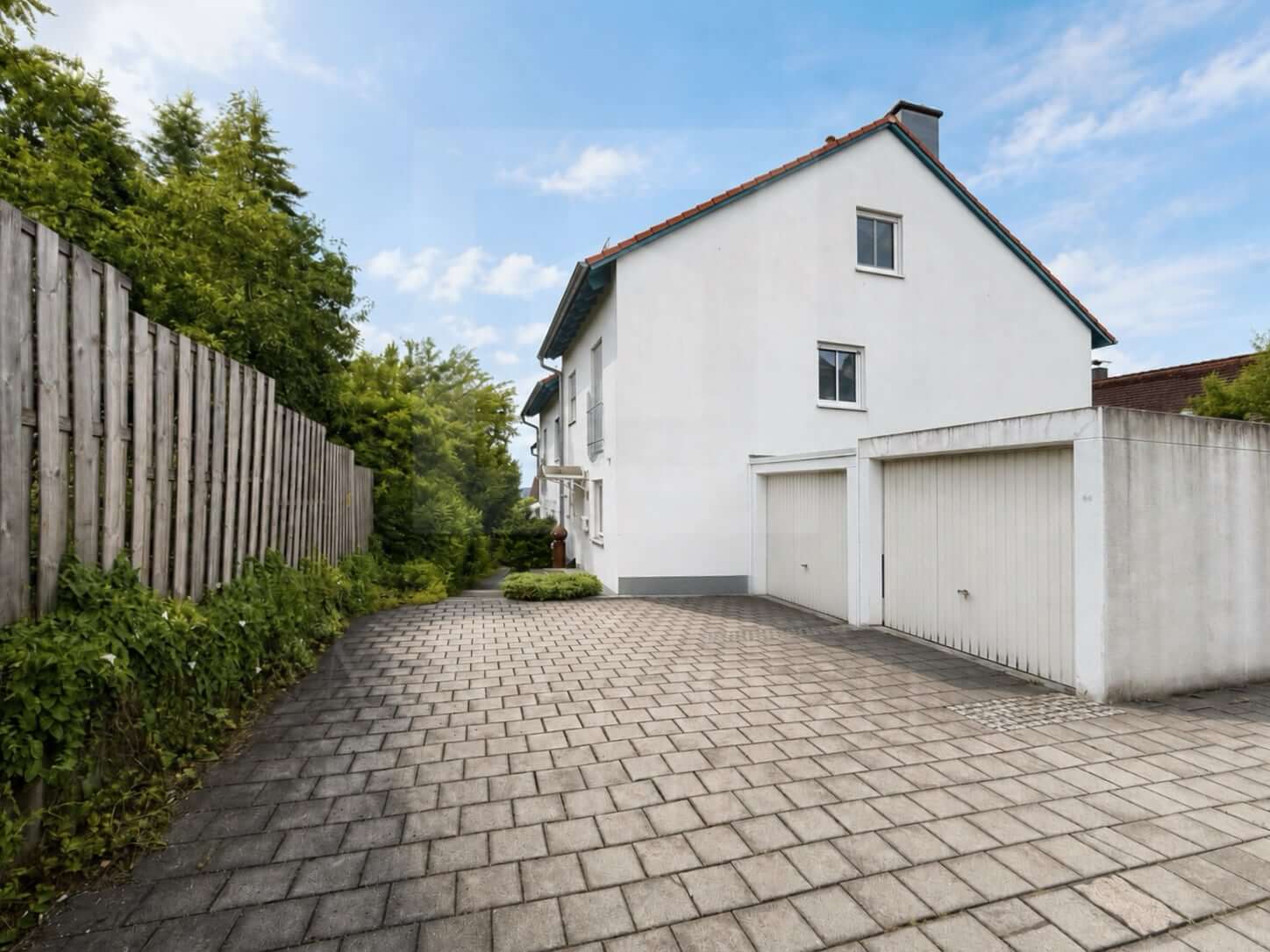 Reihenendhaus zum Kauf in Oberbeuren_Ansicht Haus und Garage_Maja Prenzel IMMOBILIEN