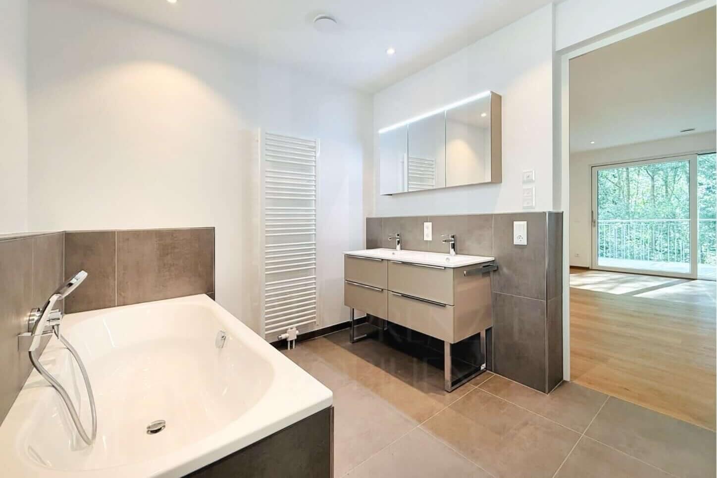 Tolle 3-Zi Wohnung zum Erstbezug in grüner Lage in Fürth Dambach_Bad en Suite_Maja Prenzel IMMOBILIEN