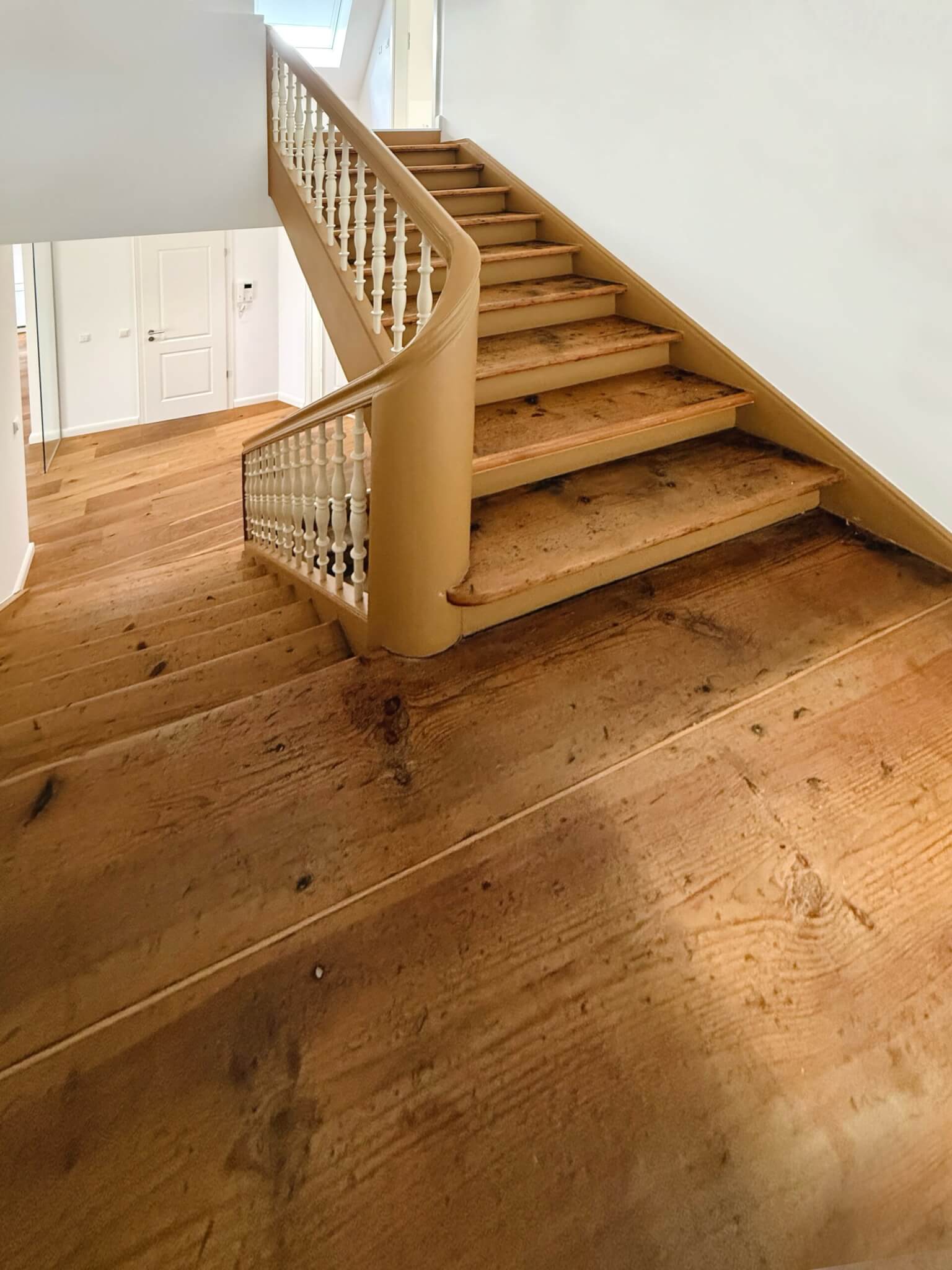 Altstadtjuwel mit gehobener Ausstattung_alte Treppe_Maja Prenzel IMMOBILIEN