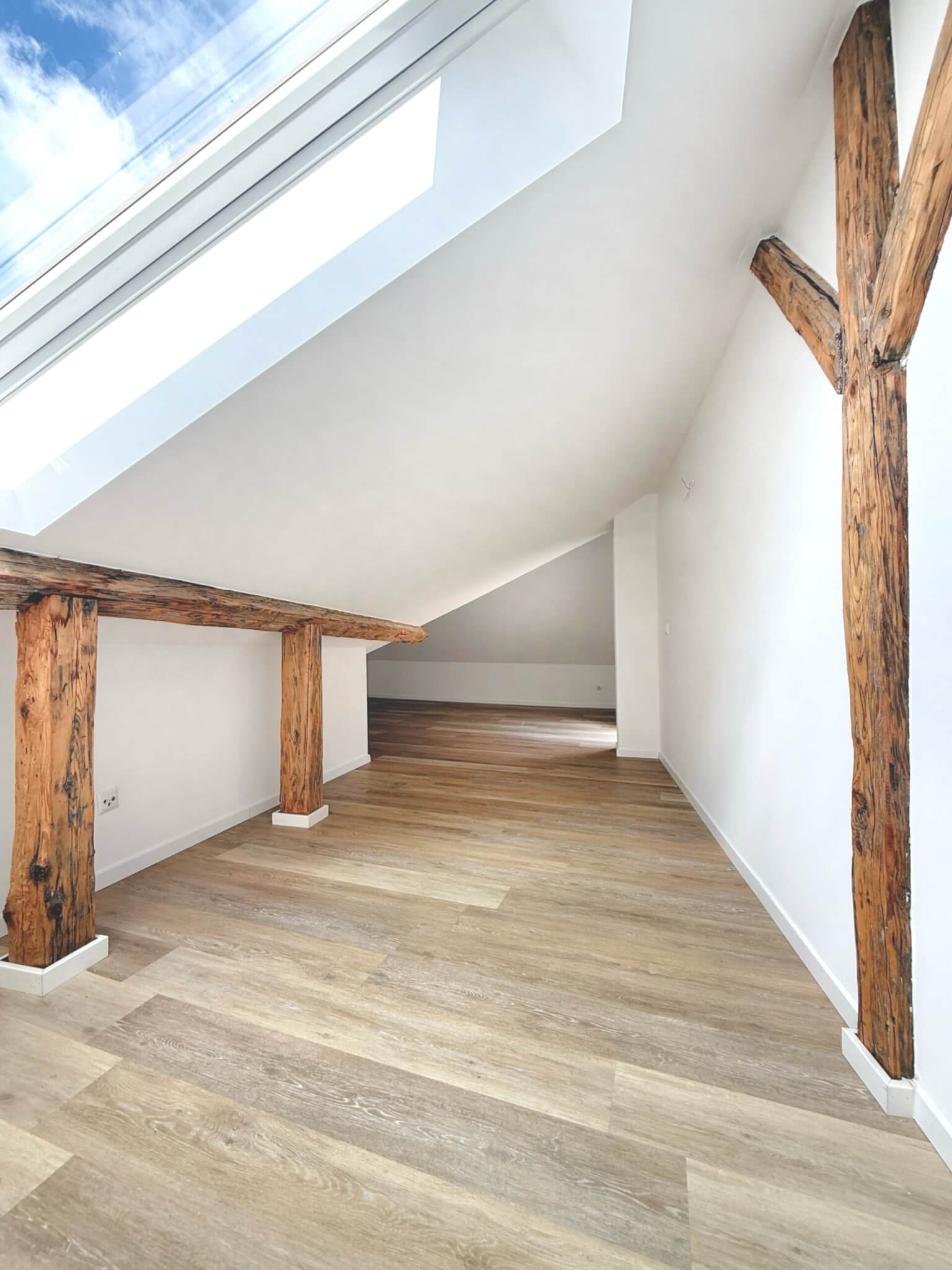 Altstadtjuwel mit gehobener Ausstattung_Zimmer DG Sichtbalken_Maja Prenzel IMMOBILIEN