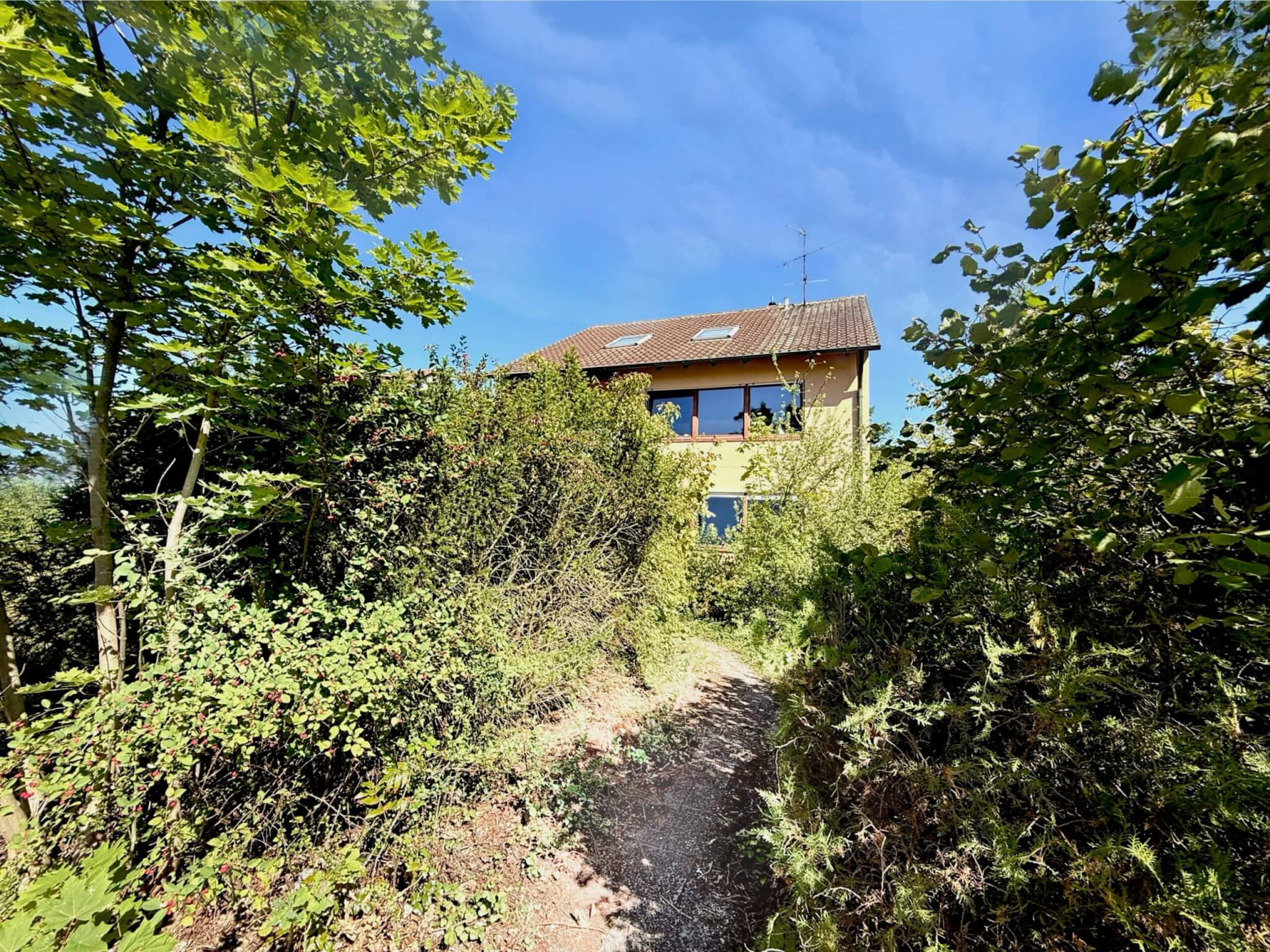 Sanierungsbedürftiges Zweifamilienhaus in Erlangen Eltersdorf_Hausansicht