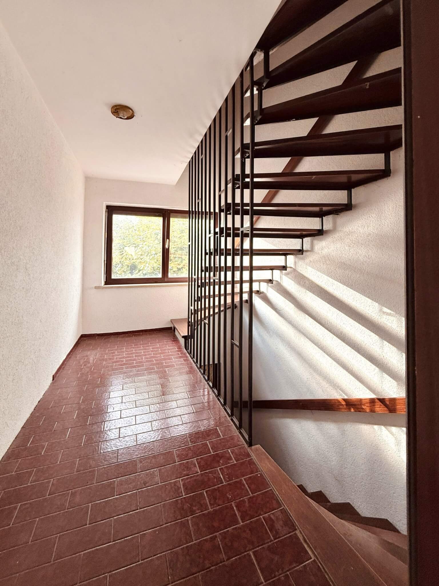 Sanierungsbedürftiges Zweifamilienhaus in Erlangen Eltersdorf_Treppe