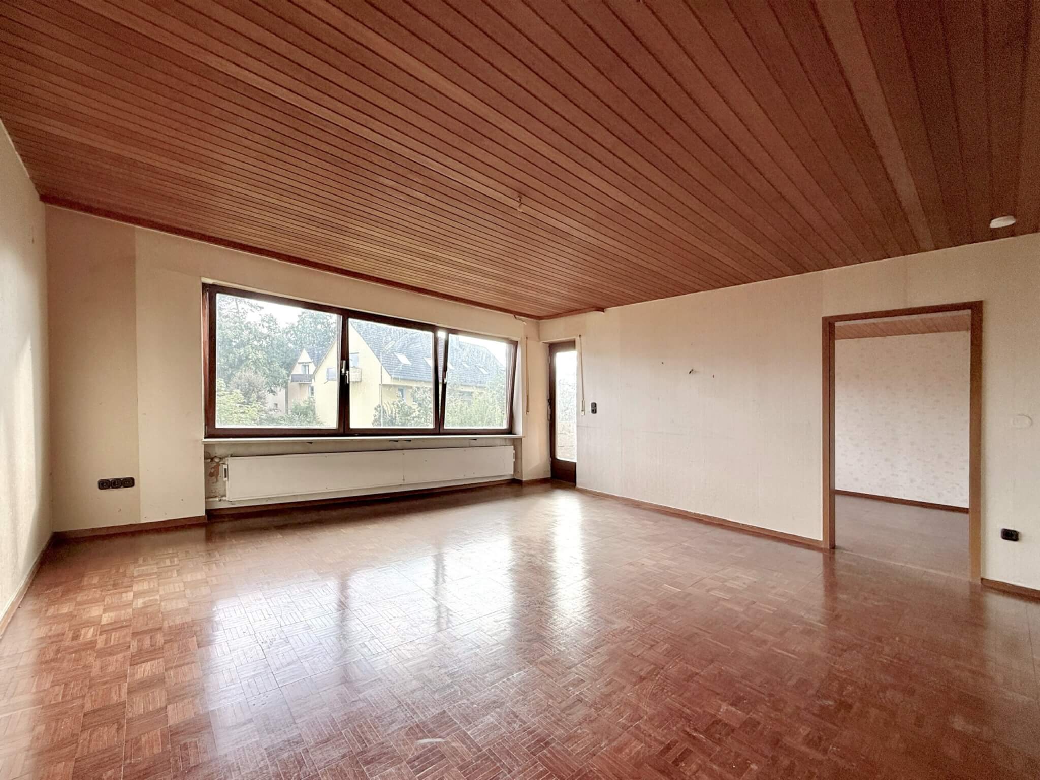 Sanierungsbedürftiges Zweifamilienhaus in Erlangen Eltersdorf_Wohnzimmer