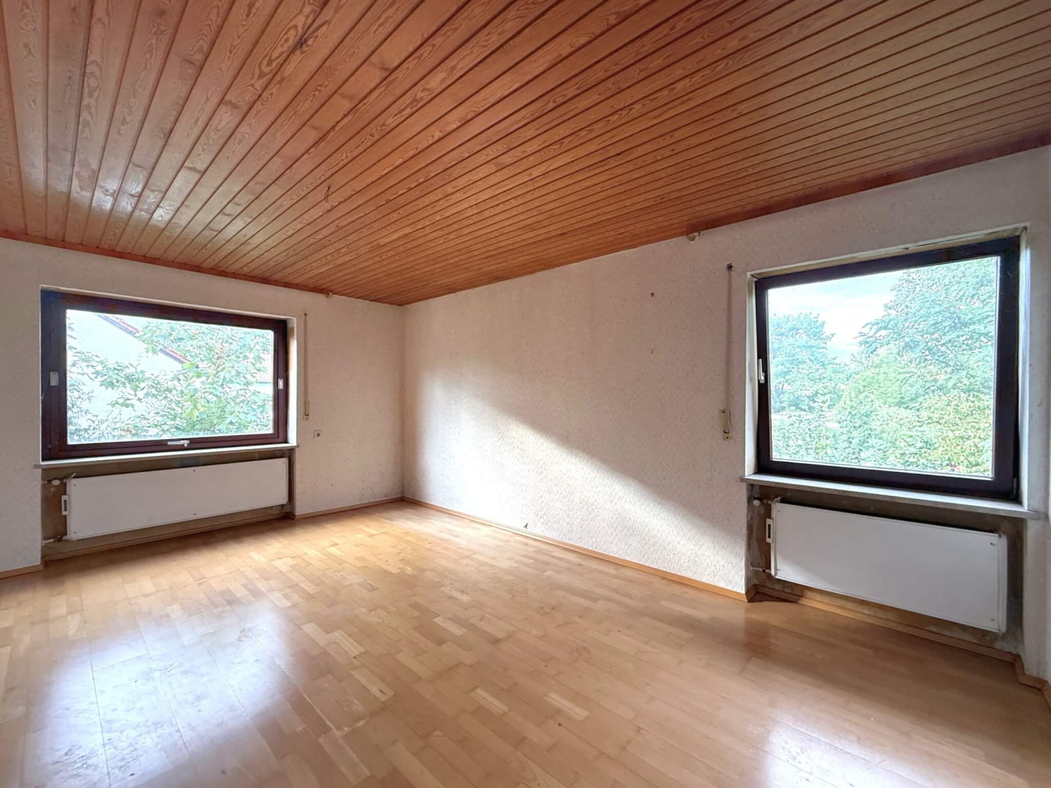 Sanierungsbedürftiges Zweifamilienhaus in Erlangen Eltersdorf_Zimmer